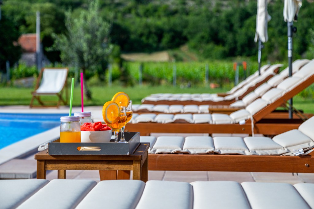 Projekt pokretanja ruralnog turizma na OPG Kukavica, Glavina Donja, Imotski: Građevinska rekonstrukcija i opremanje objekta te izgradnja bazena – financirano s 50.000 € putem Mjere 6.2.1. Programa ruralnog razvoja. Provedba projekta 2019-2022